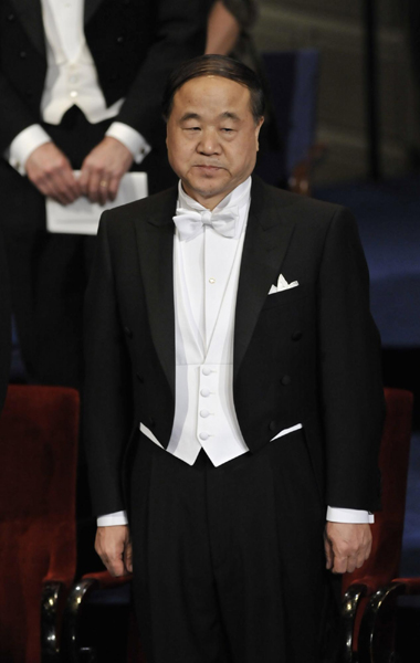 莫言穿燕尾服领奖遭网友吐槽