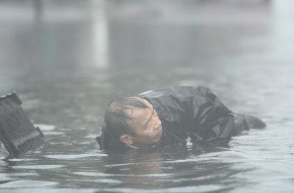 李成友暴雨中用手清淤感动京城