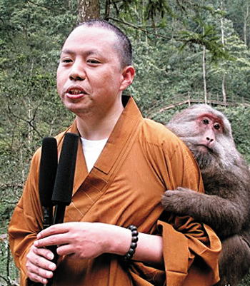 超萌法师带猴讲法颂生命 网友：用绳命卖萌