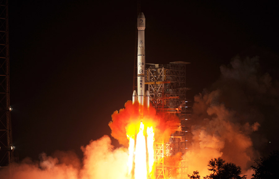 嫦娥三号成功发射 中国探月工程迈出新步伐[