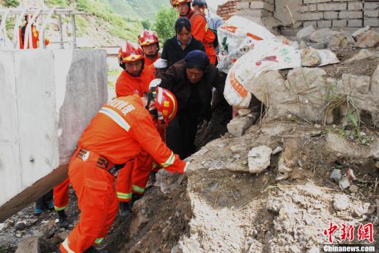 甘肃地震已致95人遇难 今日或降雨需防次生灾害
