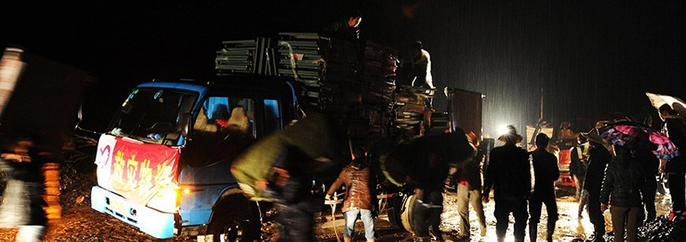 甘肃地震后 志愿者深夜冒雨踏泥急送“临时之家”