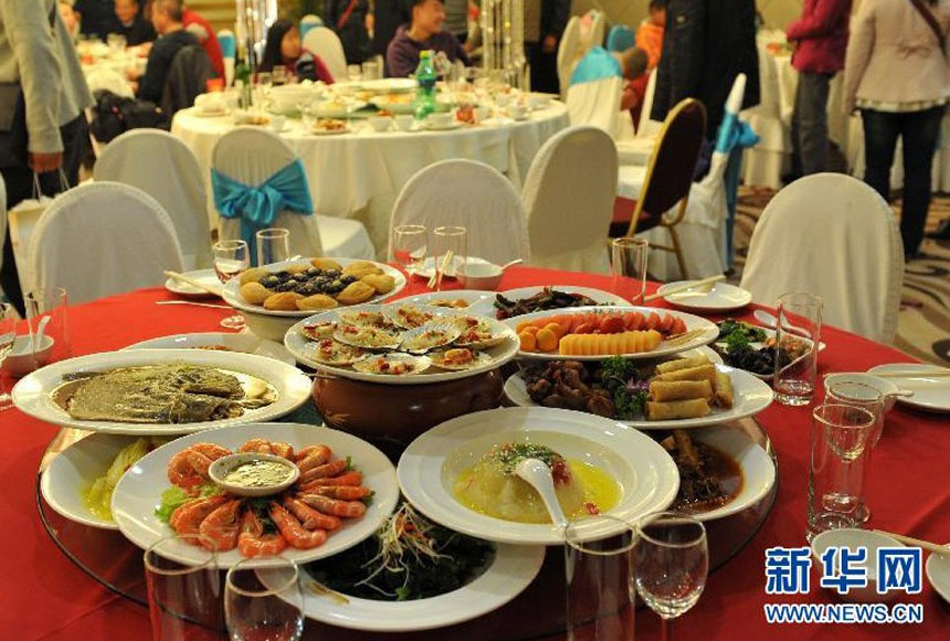 1月19日晚，在云南省昆明市一家五星级的佳华国际酒店内，一桌收费1388元的婚宴酒席无人吃。