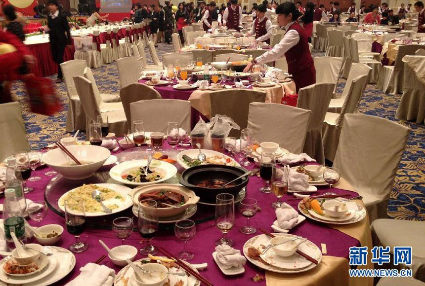 1月20日，一家国企在广州一家五星级酒店的宴会厅举行员工联欢会和表彰大会。这是会后服务员收拾餐桌。