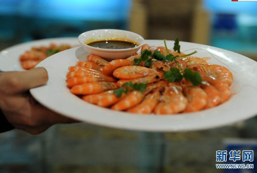 1月20日，在郑州某大酒店，服务员将未吃的海鲜撤盘。当日，一家同乡会人员在郑州某大酒店举行新春团拜会。