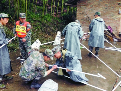 芦山地震中的汶川身影 平民英雄专业和坚守令人尊敬