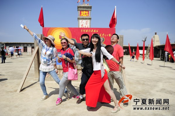 网络记者镇北堡“穿梭”中国电影“时空隧道”