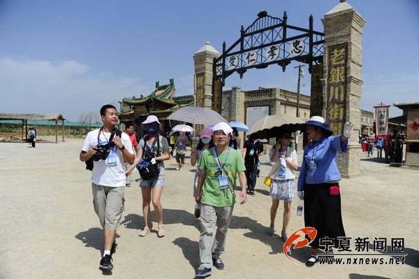 网络记者镇北堡“穿梭”中国电影“时空隧道”