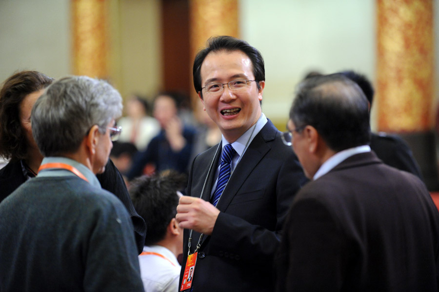 外交部发言人洪磊在记者会前与人交谈