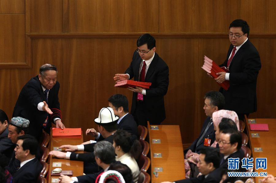 工作人员发选票
