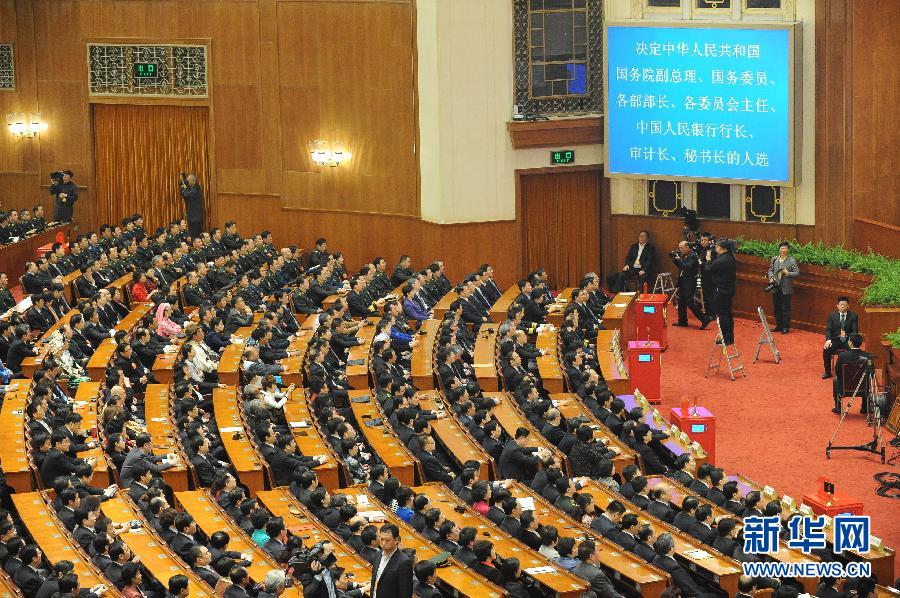 十二届全国人大一次会议举行第六次全体会议