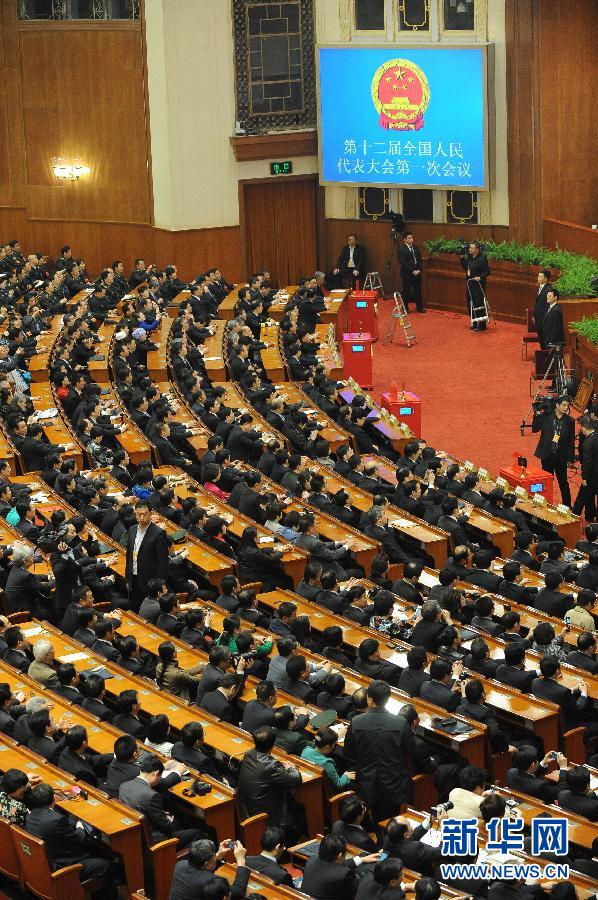 十二届全国人大一次会议举行第六次全体会议