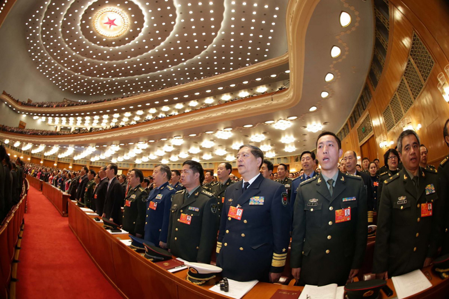 十二届全国人大一次会议在京开幕：代表起立唱国歌
