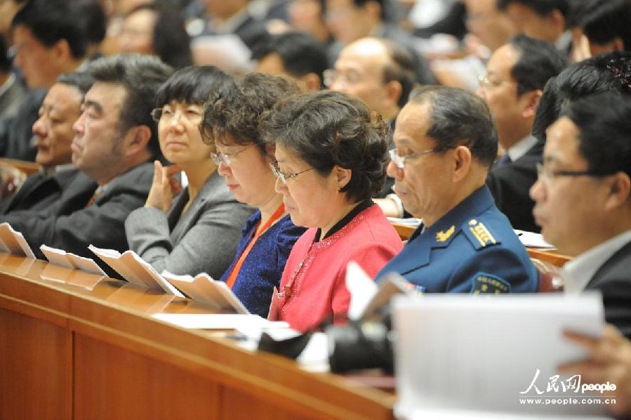 政协十二届一次会议第二次全体会议：政协委员在认真听取报告