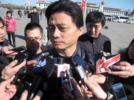 元接受记者采访