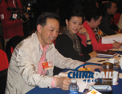 文艺界小组讨论会场上的明星们[组图]