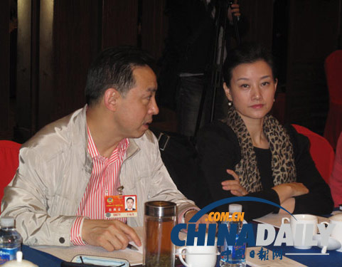 文艺界小组讨论会场上的明星们[组图]