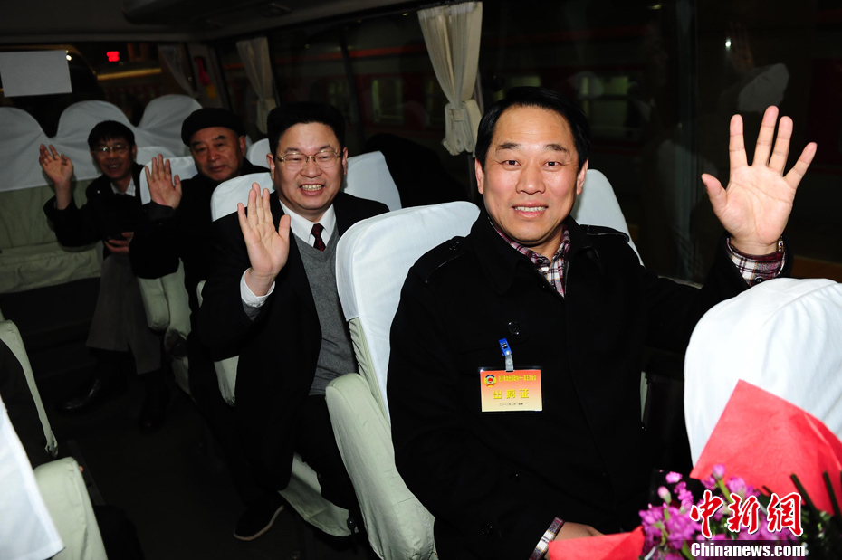 首批参加全国政协十一届五次会议的京外委员抵京