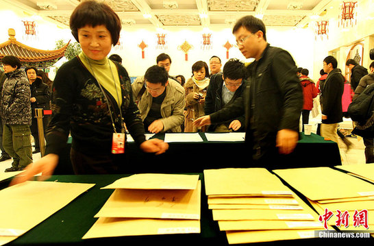 礼仪小姐在机场等候委员抵达