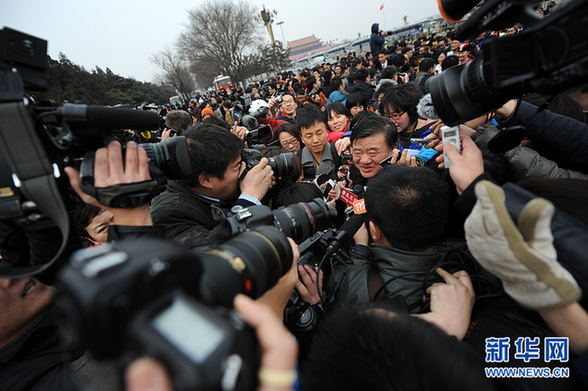 政协委员遭遇记者围堵采访