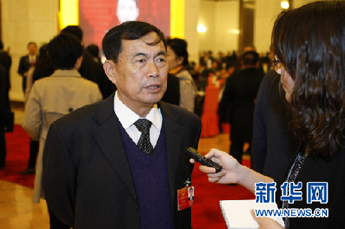大会堂里的基层代表:定把乡亲的话“捎”到会上