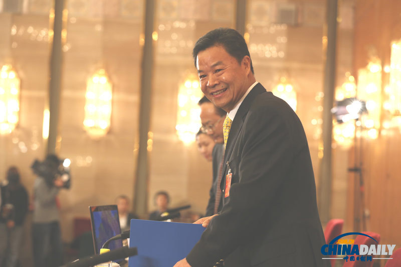 全国政协十二届一次会议新闻发布会举行