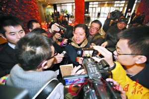 明星委员报到 面对媒体围追堵截各出奇招