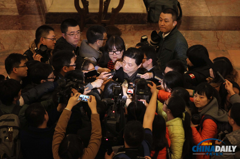 全国政协委员遭遇媒体记者围堵采访[5]