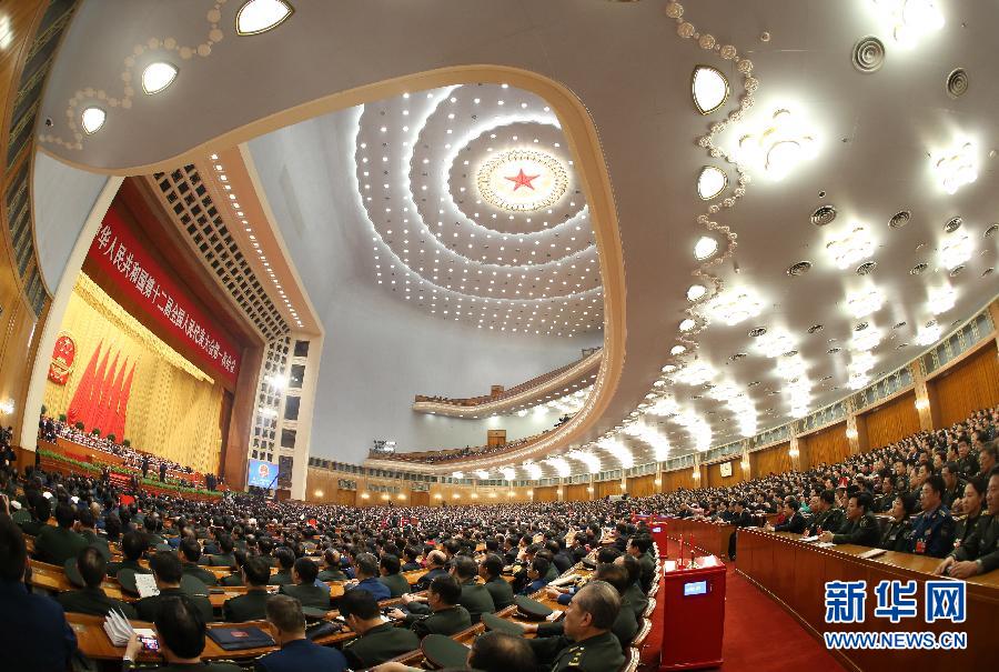 十二届全国人大一次会议举行第六次全体会议