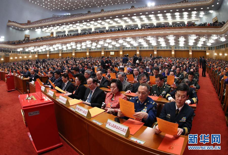 十二届全国人大一次会议举行第六次全体会议