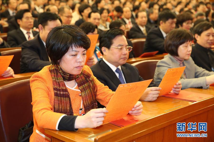 十二届全国人大一次会议举行第六次全体会议