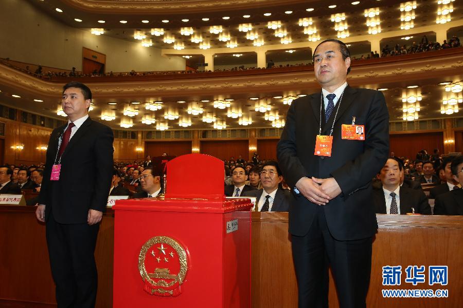 十二届全国人大一次会议举行第六次全体会议