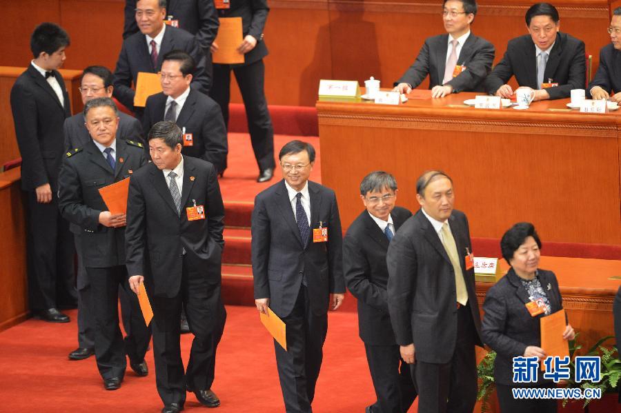 十二届全国人大一次会议举行第六次全体会议