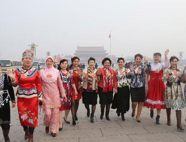 全国人大代表在天安门广场留影