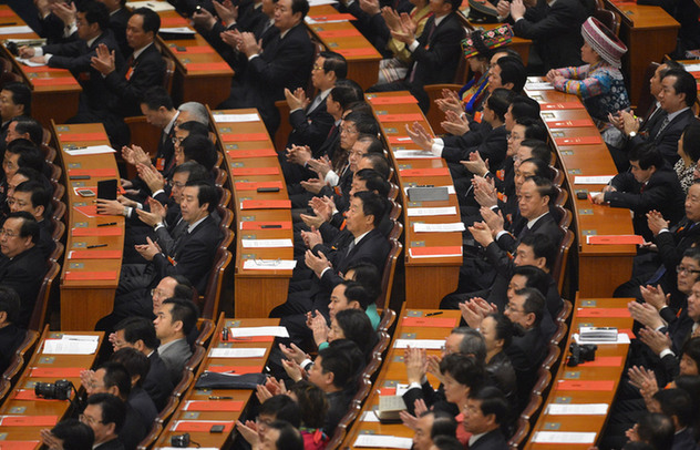 十二届全国人大一次会议闭幕会：听会代表热烈鼓掌