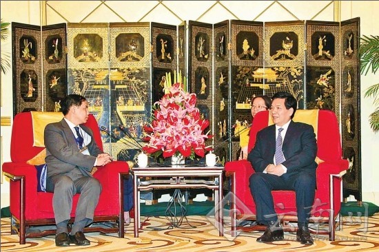 秦光荣会见缅甸总统首席政治顾问哥哥莱