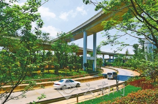 市民文明监督团与记者“验收”昆明整治道路