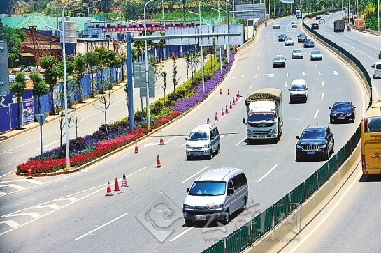 市民文明监督团与记者“验收”昆明整治道路