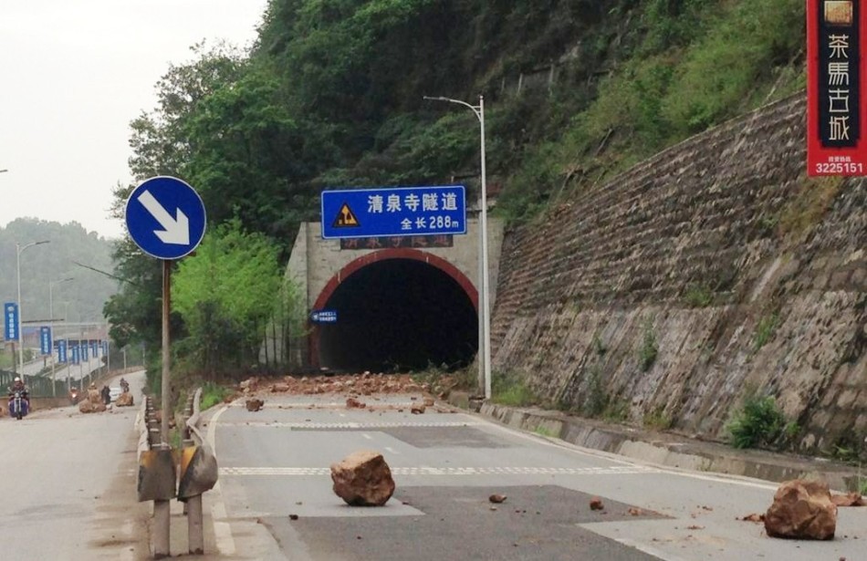 四川雅安地震现场 一片狼籍