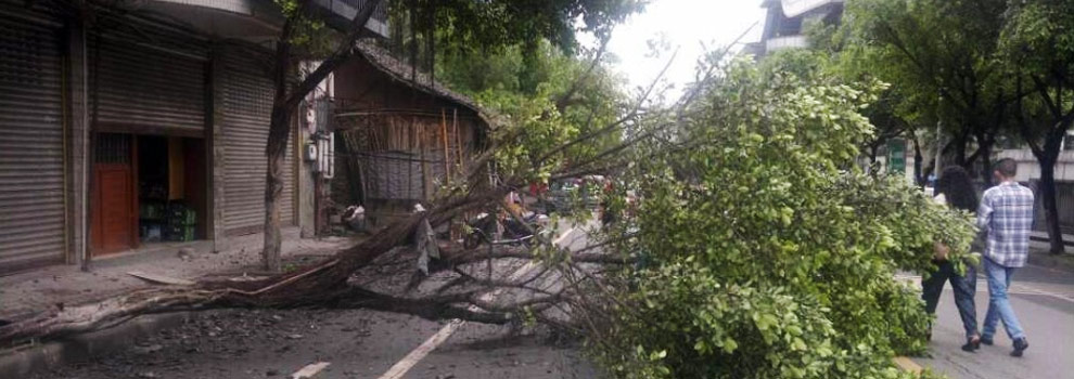 四川雅安地震现场 一片狼籍