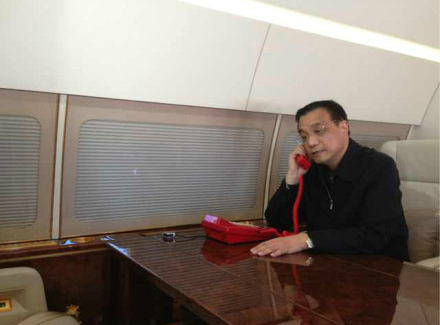 李克强乘专机赴四川雅安地震灾区