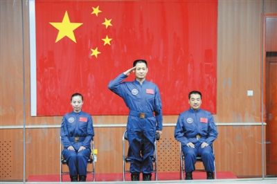 指令长聂海胜将手控交会对接 王亚平照料乘组生活