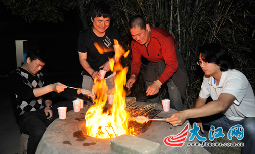 南昌湖光山舍篝火晚会乐翻全国网媒记者