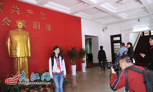 网媒记者庐山会议旧址“开会” 和“毛主席”合影