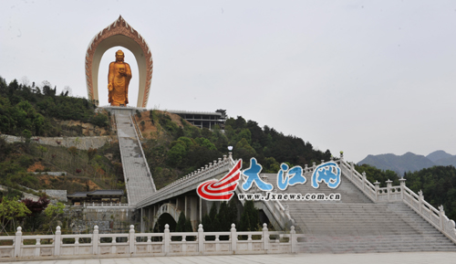 网媒记者参观东林大佛佛教文化游览区