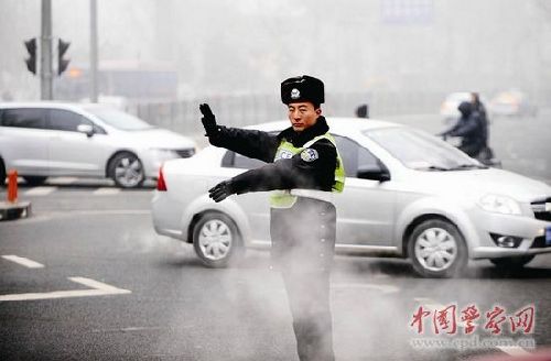 社会各界呼吁:雾霾天,交警执勤应该戴口罩