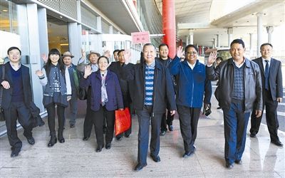 中国工会十六大代表团全部抵京(图)