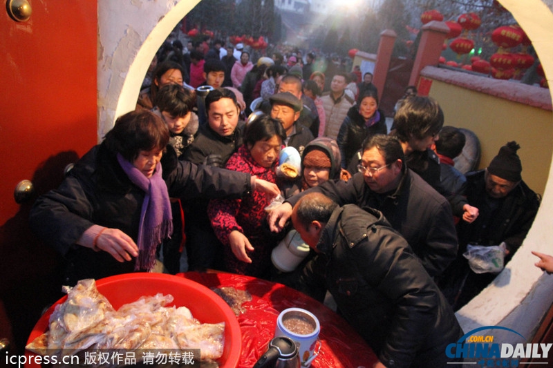 腊八节各地熬制腊八粥供市民免费领取