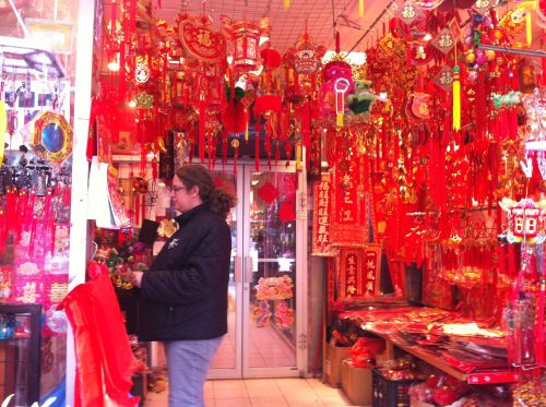 农历新年将至 纽约法拉盛街头马年春联热卖