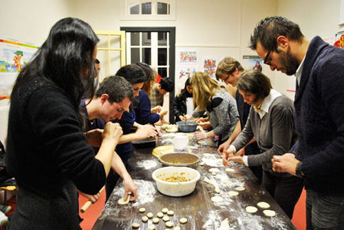 法国一孔子学院举办“包饺子庆小年迎春节”活动